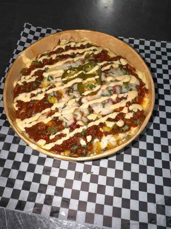 Chili Cheese Bowl: patatas bañadas en cheddar con ternera, jalapeños y cebolla crujiente