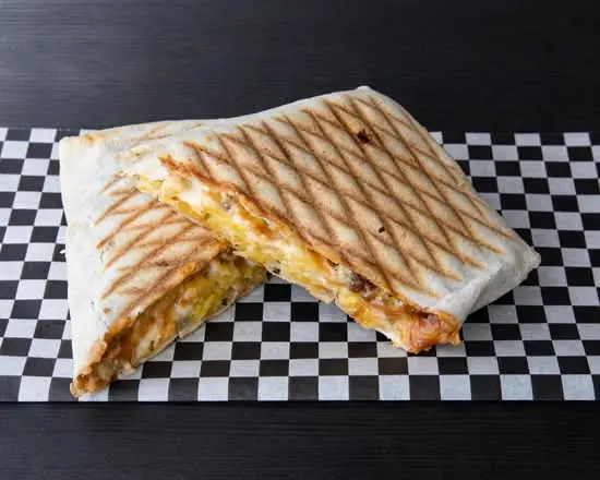 French taco con marcas de plancha en diagonal sobre papel de cuadros
